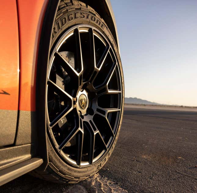 Las llantas de 19 pulgadas y los neumáticos Bridgestone especiales en el Lamborghini Huracan Sterrato 2024